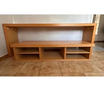 Étagères en bois teintées orme