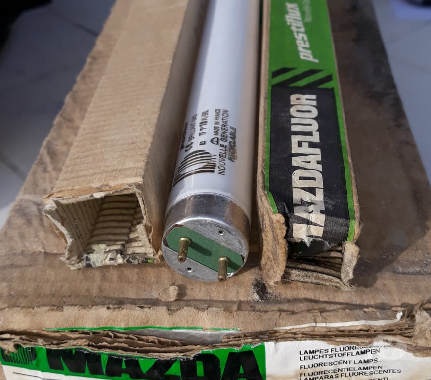 Loiret Orleans - Photos Vivastreet Tubes néons fluor prestiflus mazda 60 CM 18 watts NEUFS