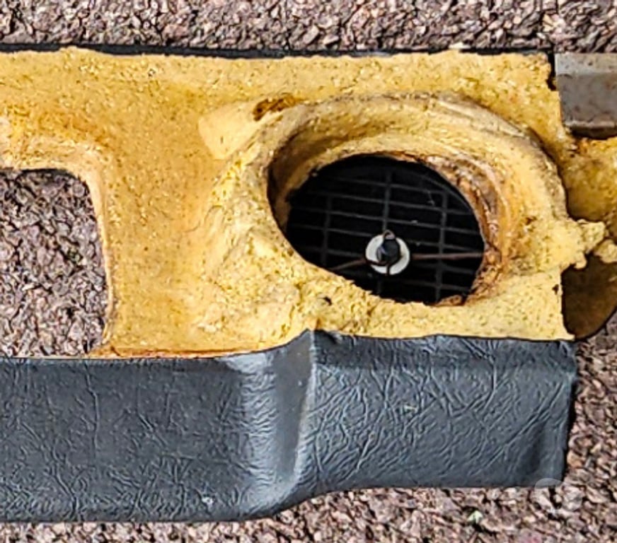 Pièces et services auto Saône-et-Loire Curgy - 71400 - Photos Vivastreet CASQUETTE DE TABLEAU DE BORD SIMCA 1300 1500