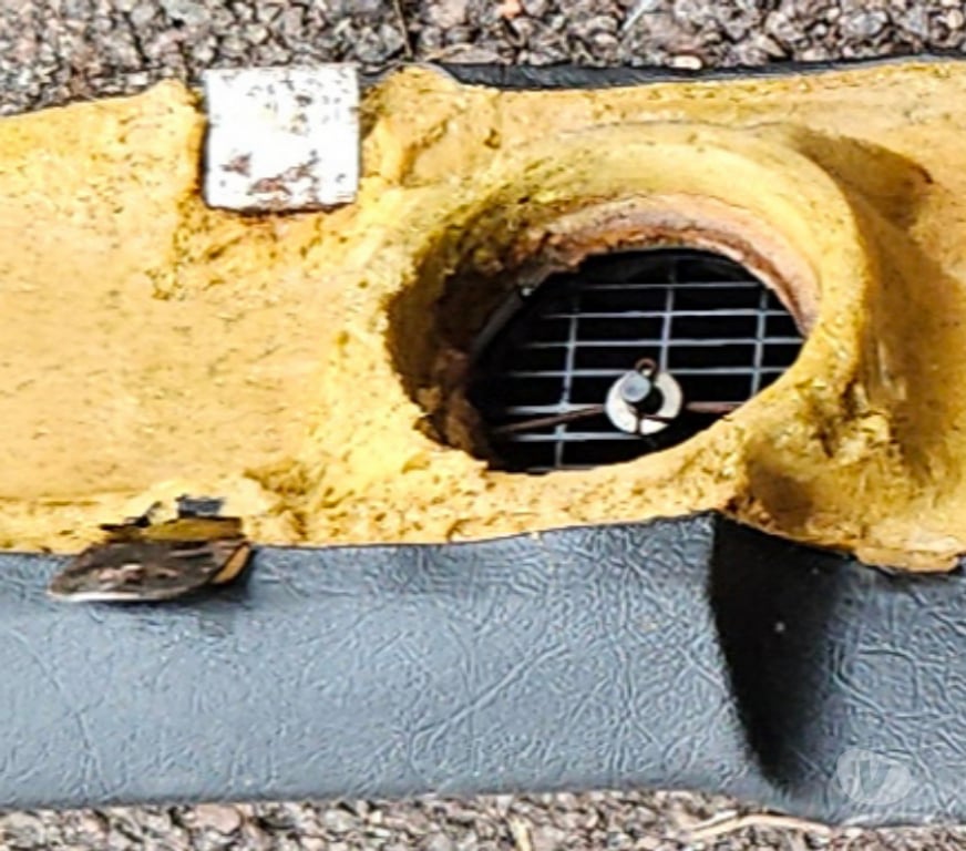 Pièces et services auto Saône-et-Loire Curgy - 71400 - Photos Vivastreet CASQUETTE DE TABLEAU DE BORD SIMCA 1300 1500