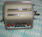 machine à calculer ancienne avec plaque en dessous