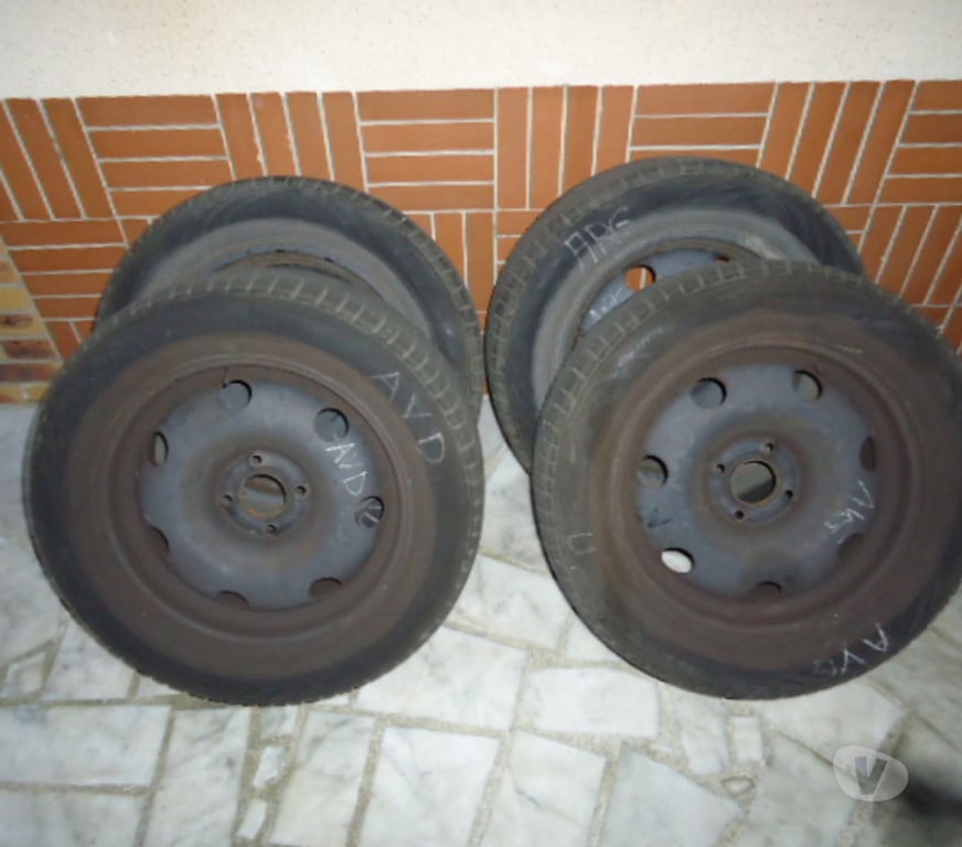 Pièces et services auto Yvelines Houilles - 78800 - Photos Vivastreet Jantes avec 4 pneux neige NOKIAN à Houilles 250 euros