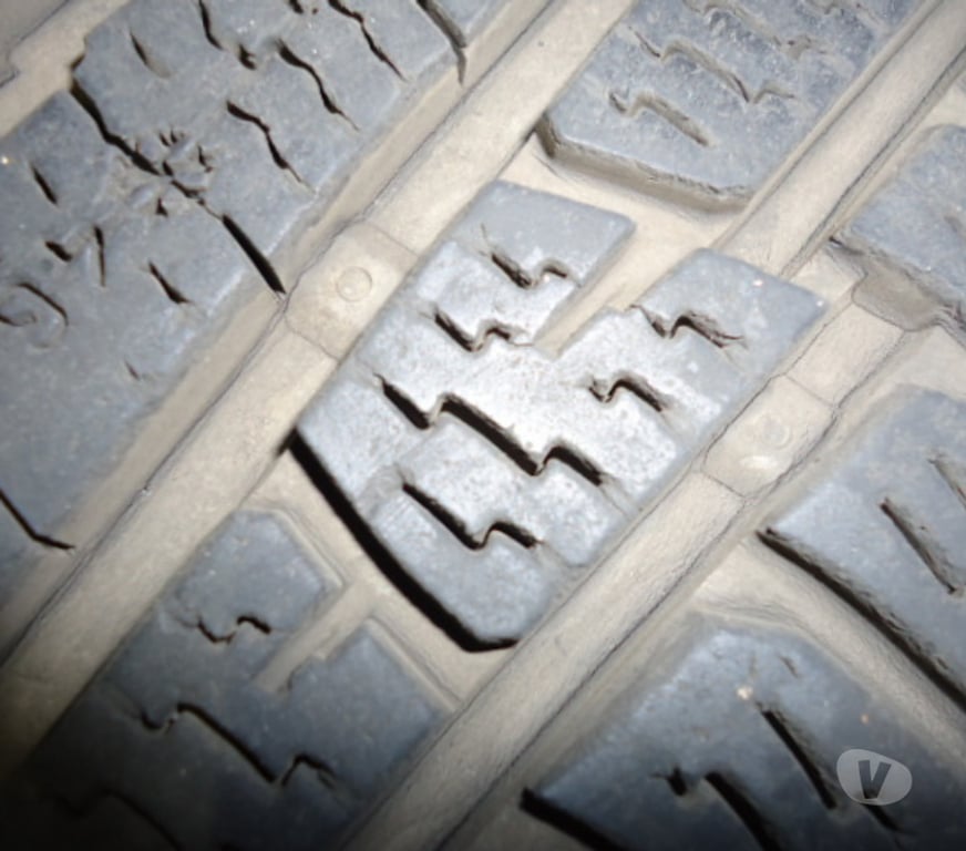 Pièces et services auto Yvelines Houilles - 78800 - Photos Vivastreet Jantes avec 4 pneux neige NOKIAN à Houilles 250 euros