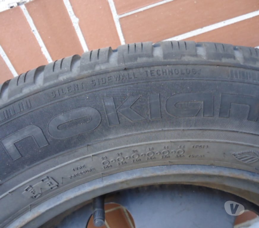 Pièces et services auto Yvelines Houilles - 78800 - Photos Vivastreet Jantes avec 4 pneux neige NOKIAN à Houilles 250 euros
