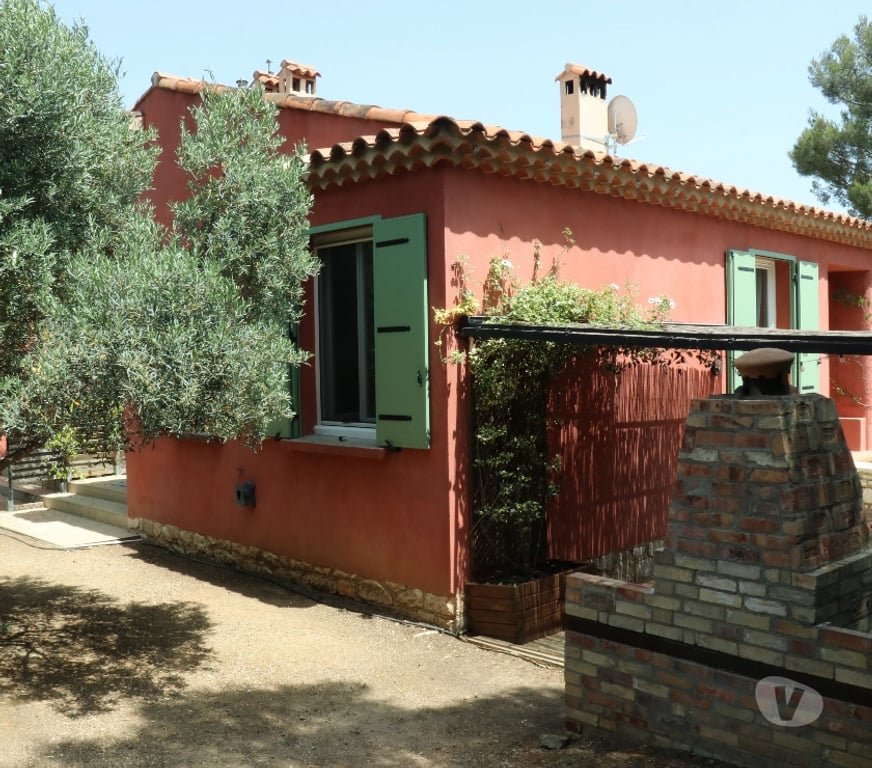 Appartement meublé Bouches-du-Rhône Cassis - 13260 - Photos Vivastreet T3 dans villa avec terrasse privative