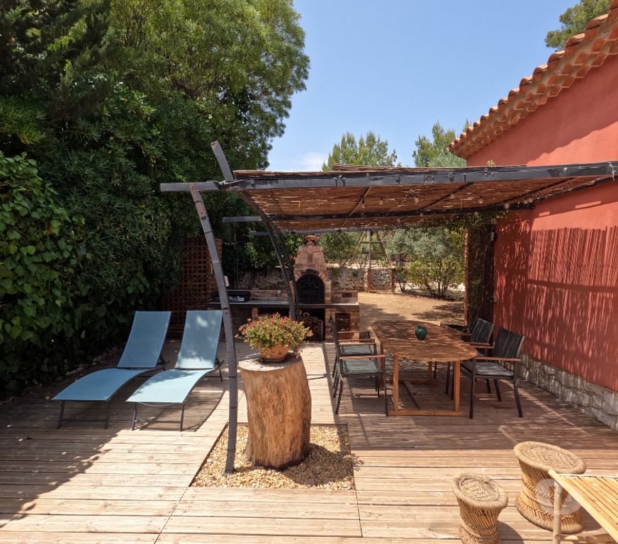 Appartement meublé Bouches-du-Rhône Cassis - 13260 - Photos Vivastreet T3 dans villa avec terrasse privative