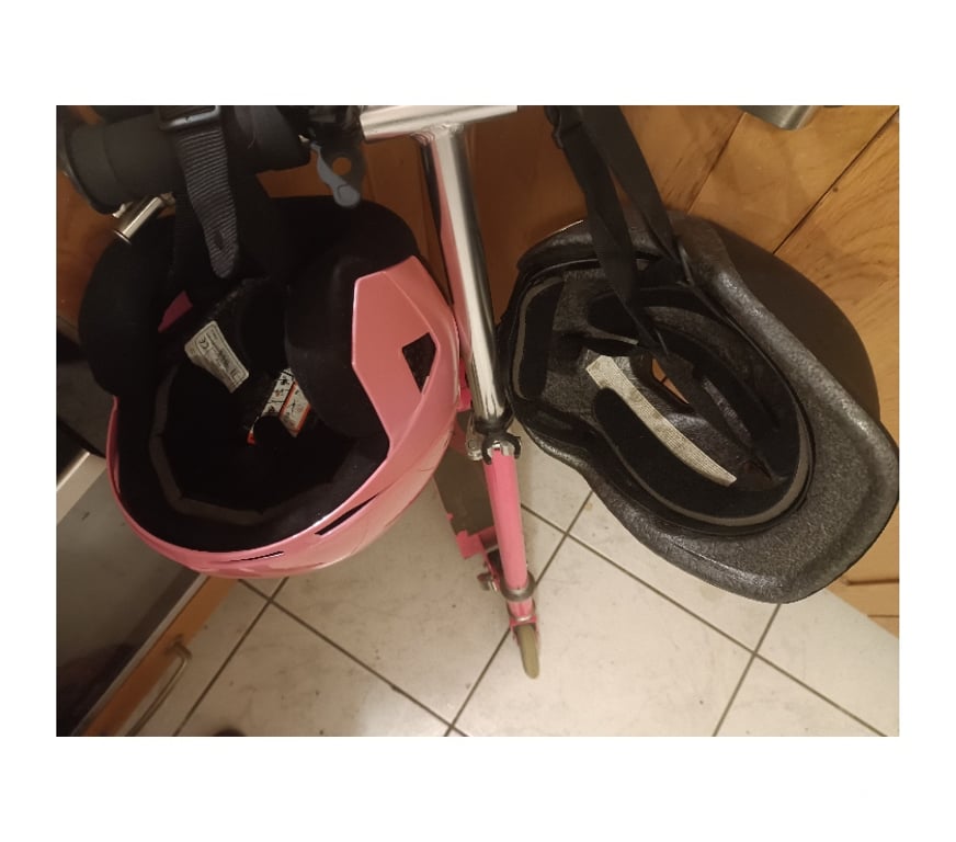 Matériel de sport Paris Paris 6ème ardt - 75006 - Photos Vivastreet 2 casques enfant 8 - 11 ans = en option 1 rose enfant et 1 n