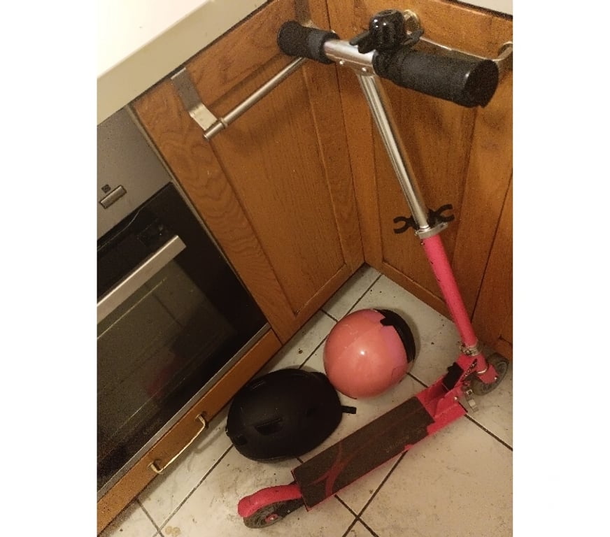 Matériel de sport Paris Paris 6ème ardt - 75006 - Photos Vivastreet Trottinette fille rose 8 a 12 ans modèle + 2 casques enfant