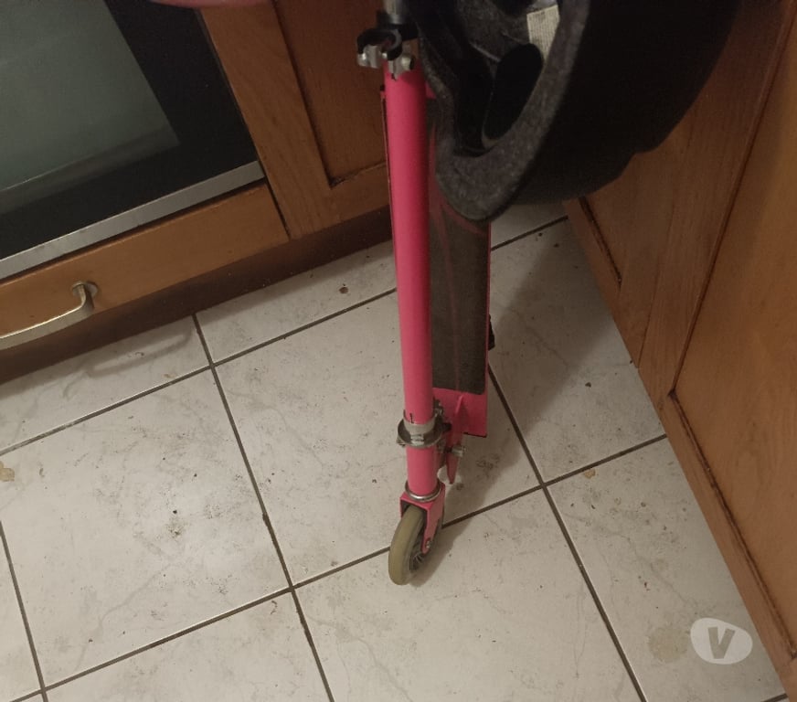 Matériel de sport Paris Paris 6ème ardt - 75006 - Photos Vivastreet Trottinette fille rose 8 a 12 ans modèle + 2 casques enfant