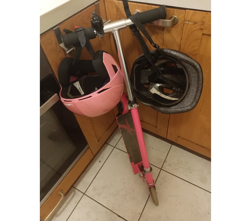 Matériel de sport Paris Paris 6ème ardt - 75006 - Photos Vivastreet Trottinette fille rose 8 a 12 ans modèle + 2 casques enfant