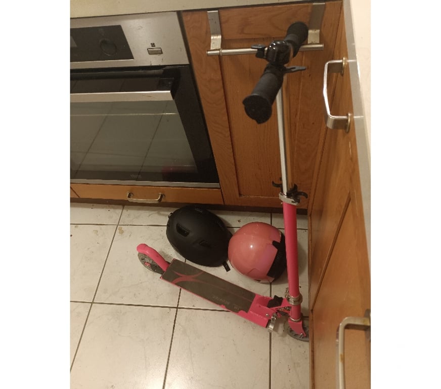 Matériel de sport Paris Paris 6ème ardt - 75006 - Photos Vivastreet Trottinette fille rose 8 a 12 ans modèle + 2 casques enfant