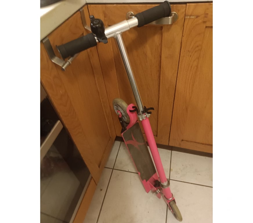 Matériel de sport Paris Paris 6ème ardt - 75006 - Photos Vivastreet Trottinette fille rose 8 a 12 ans modèle + 2 casques enfant