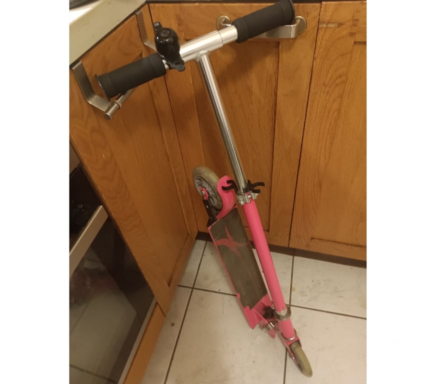 Matériel de sport Paris Paris 6ème ardt - 75006 - Photos Vivastreet Trottinette fille rose 8 a 12 ans modèle + 2 casques enfant