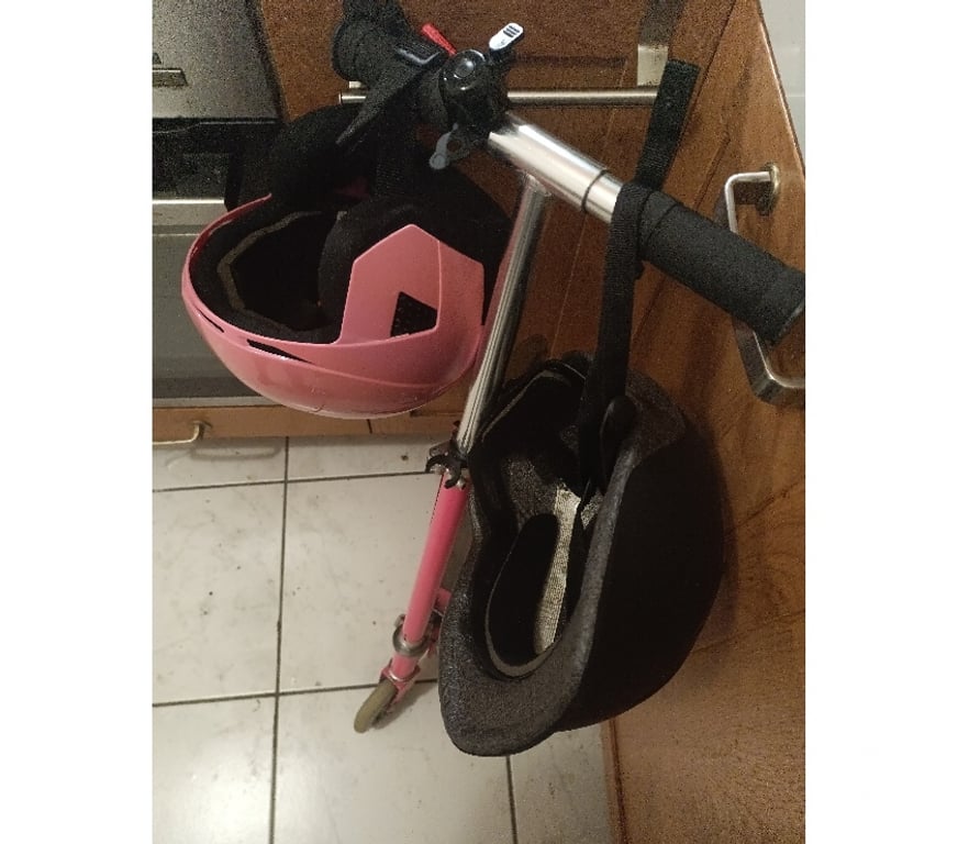 Matériel de sport Paris Paris 6ème ardt - 75006 - Photos Vivastreet Trottinette fille rose 8 a 12 ans modèle + 2 casques enfant