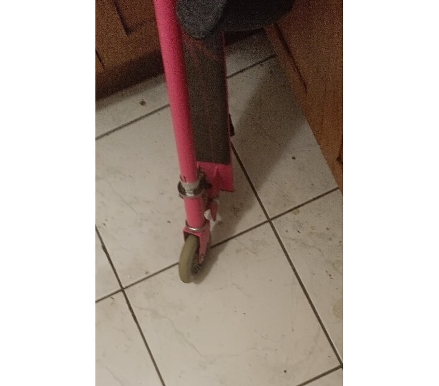 Matériel de sport Paris Paris 6ème ardt - 75006 - Photos Vivastreet Trottinette fille rose 8 a 12 ans modèle + 2 casques enfant