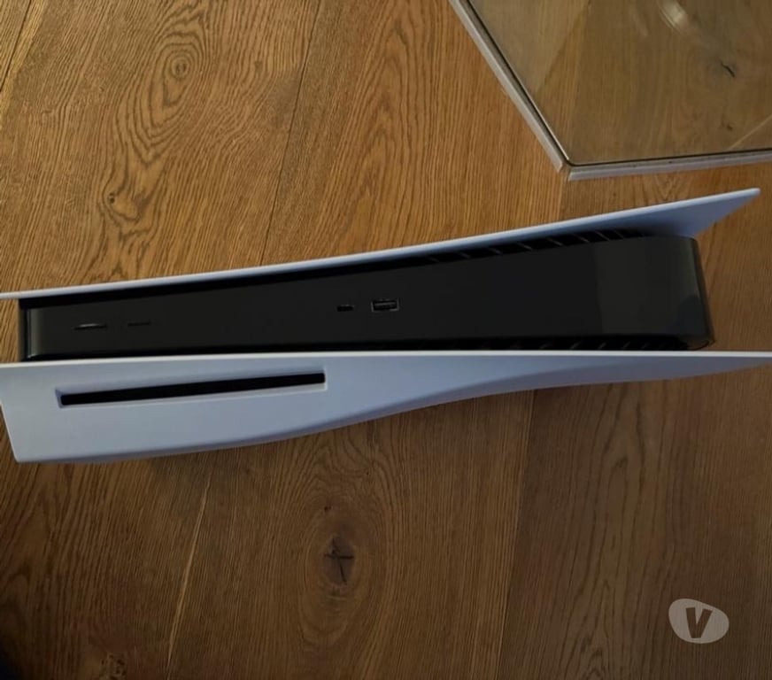 Jeux vidéo - consoles Puy-de-Dôme Chadeleuf - 63320 - Photos Vivastreet PlayStation Disque PS5 + 2 manettes + 2 jeux