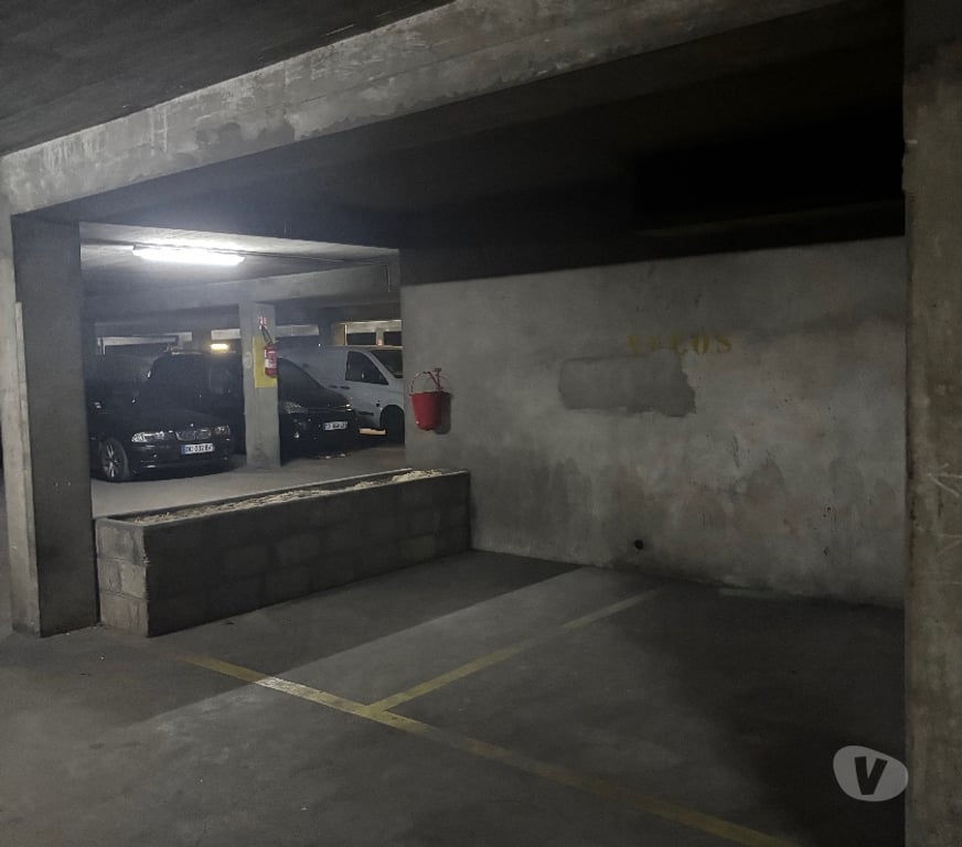 Parkings - Garages Paris Paris 20ème ardt - 75020 - Photos Vivastreet Place moto niveau -1 – Parking sécurisé - Paris 20e