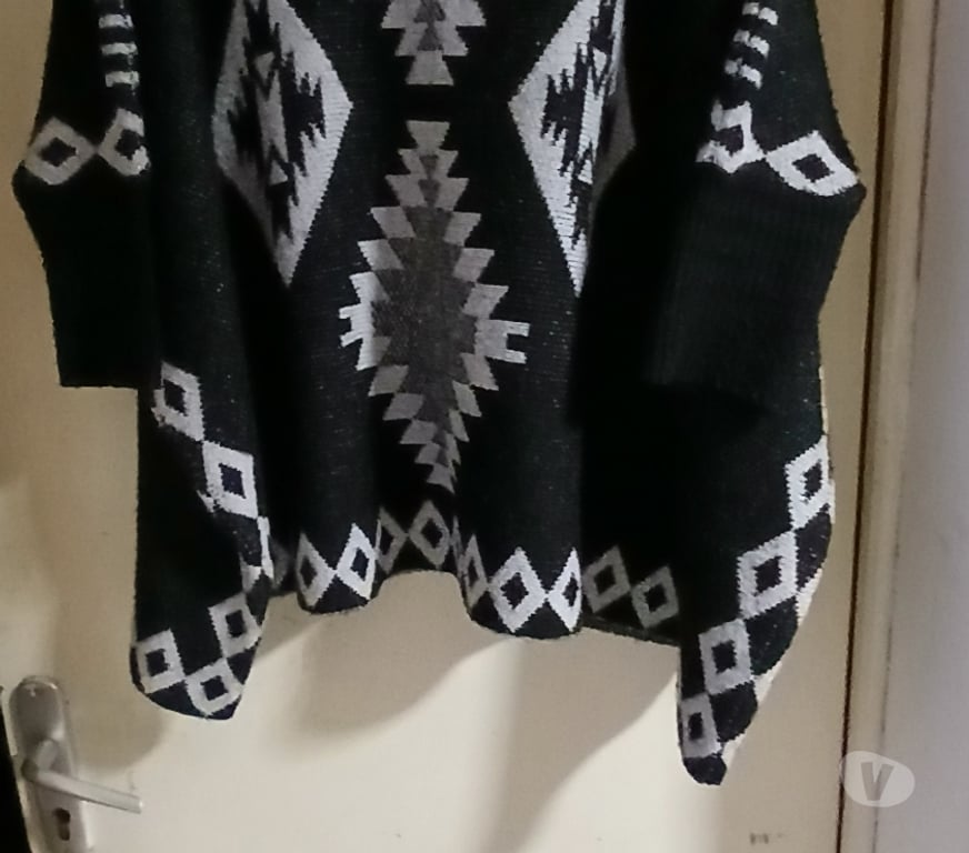 Vêtements occasion Morbihan Plouay - 56240 - Photos Vivastreet Poncho noir et blanc en laine