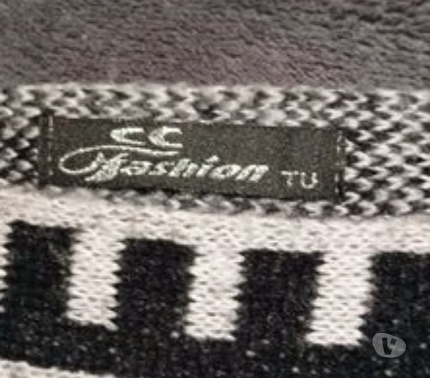 Vêtements occasion Morbihan Plouay - 56240 - Photos Vivastreet Poncho noir et blanc en laine