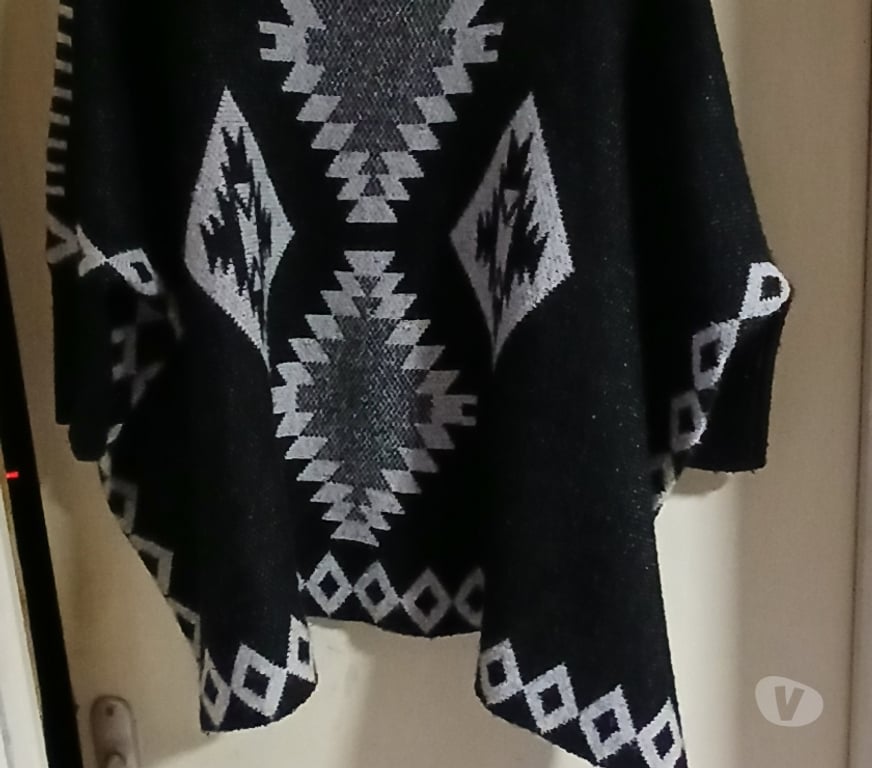 Vêtements occasion Morbihan Plouay - 56240 - Photos Vivastreet Poncho noir et blanc en laine