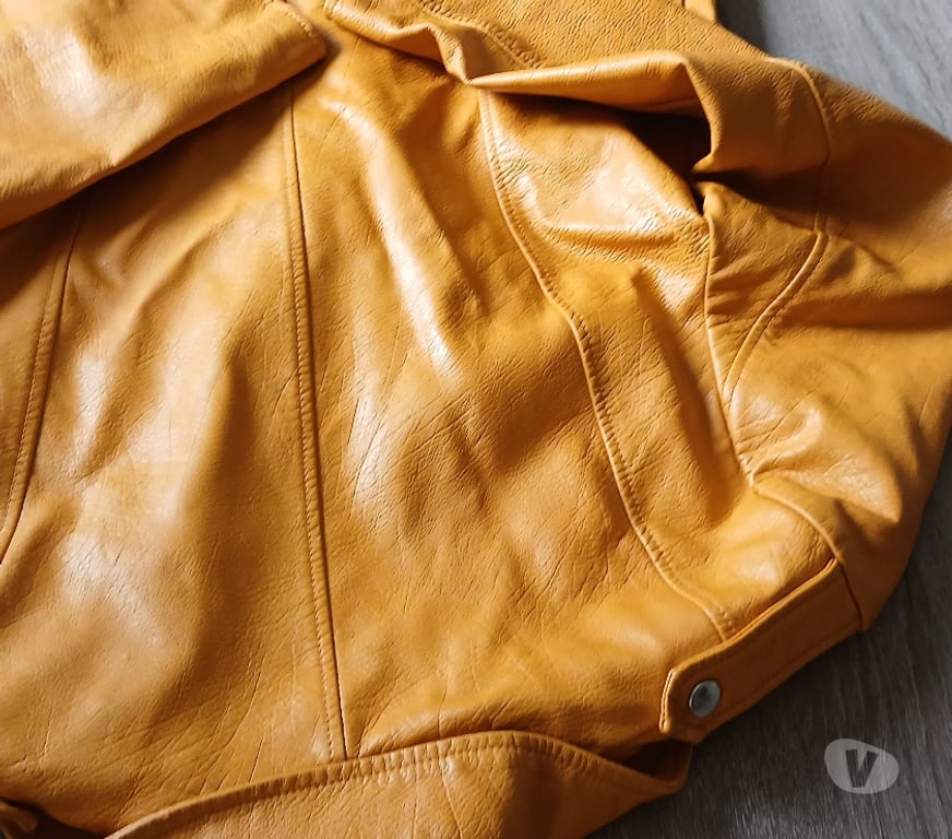 Vêtements occasion Morbihan Plouay - 56240 - Photos Vivastreet Blouson couleur or