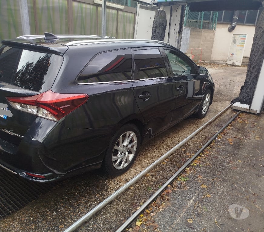Voiture d'occasion Seine-Saint-Denis Bagnolet - 93170 - Photos Vivastreet Toyota Auris Touring Sports Hybride – 2015