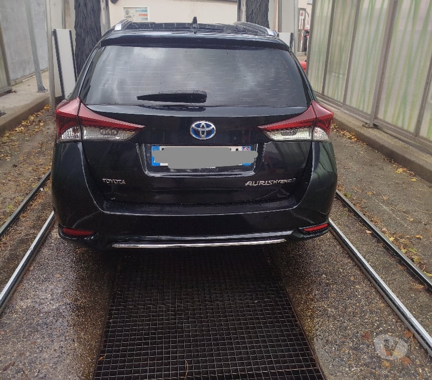 Voiture d'occasion Seine-Saint-Denis Bagnolet - 93170 - Photos Vivastreet Toyota Auris Touring Sports Hybride – 2015