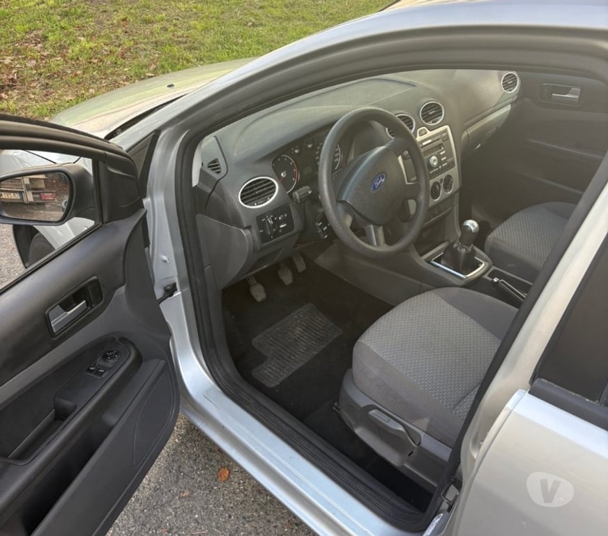 Voiture d'occasion Essonne Courcouronnes - 91080 - Photos Vivastreet Ford focus 1l6 Essence Phase 2