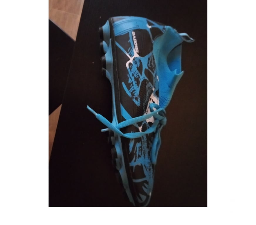 Chaussures Pas-de-Calais Henin Beaumont - 62110 - Photos Vivastreet belle chaussure de moulet pour le football neuf