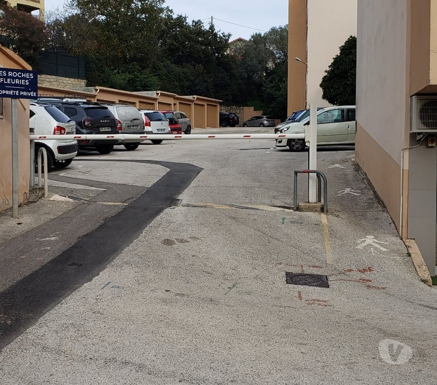Parkings - Garages Var Hyeres - 83400 - Photos Vivastreet Garage à louer Hyères quartier ancien hôpital.