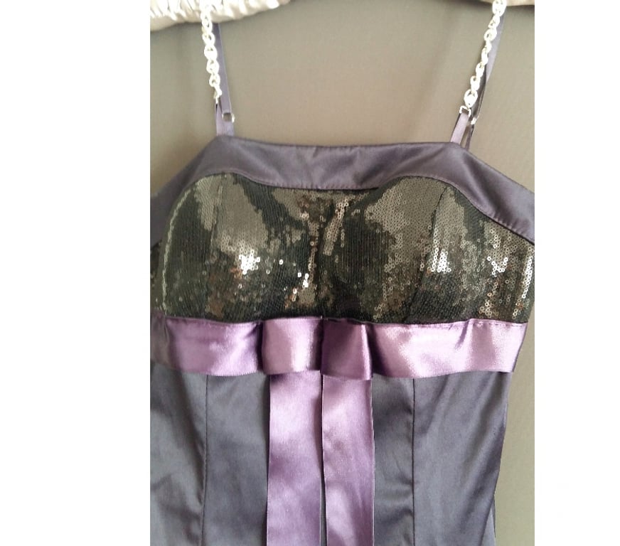 Vêtements occasion Seine-Saint-Denis Montreuil - 93100 - Photos Vivastreet Robe de Fête Bretelles Bijoux