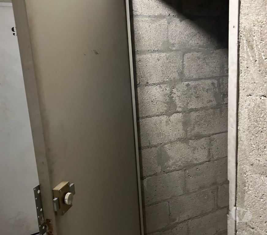 Parkings - Garages Paris Paris 8ème ardt - 75008 - Photos Vivastreet Cave saine de 3 m2 au 4ème sous-sol rue de Berri