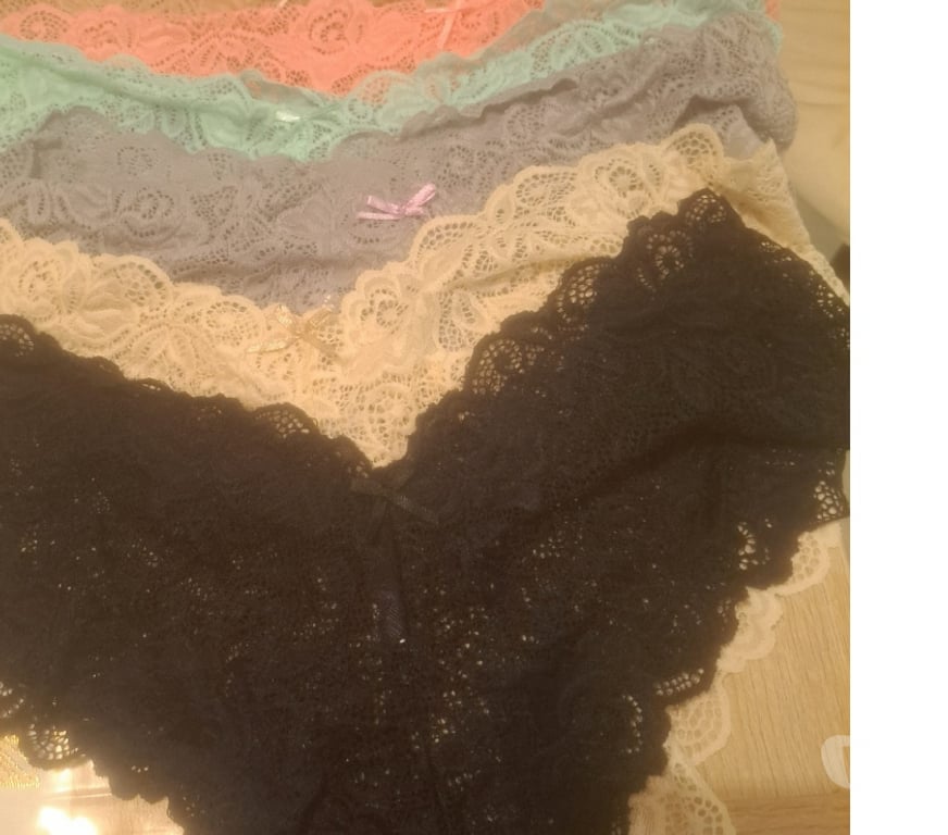 Vêtements occasion Ille-et-Vilaine Chateaugiron - 35410 - Photos Vivastreet Tanga et string en dentelle