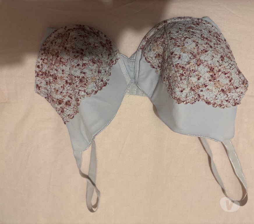 Vêtements occasion Hauts-de-Seine Bois Colombes - 92270 - Photos Vivastreet soutien gorge bleu et blanc 95F