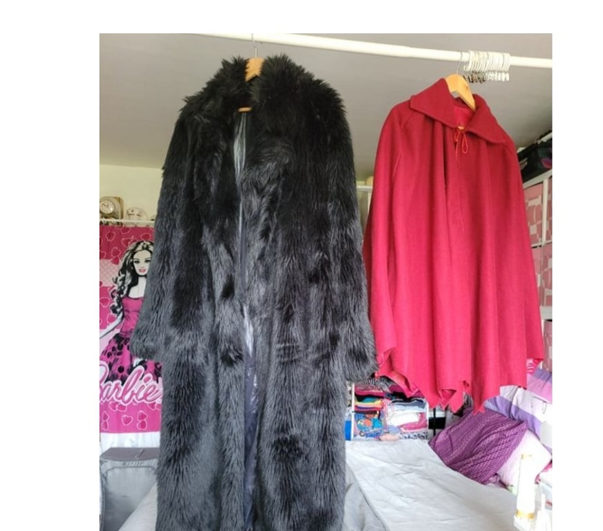 Vêtements occasion Essonne Ris Orangis - 91130 - Photos Vivastreet Manteau fausse Fourrure noir et cape rouge doublé