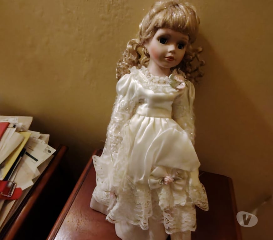 Décoration - art Bouches-du-Rhône Simiane Collongue - 13109 - Photos Vivastreet Jolie poupée en demi porcelaine