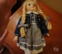 Jolie poupée en demi porcelaine