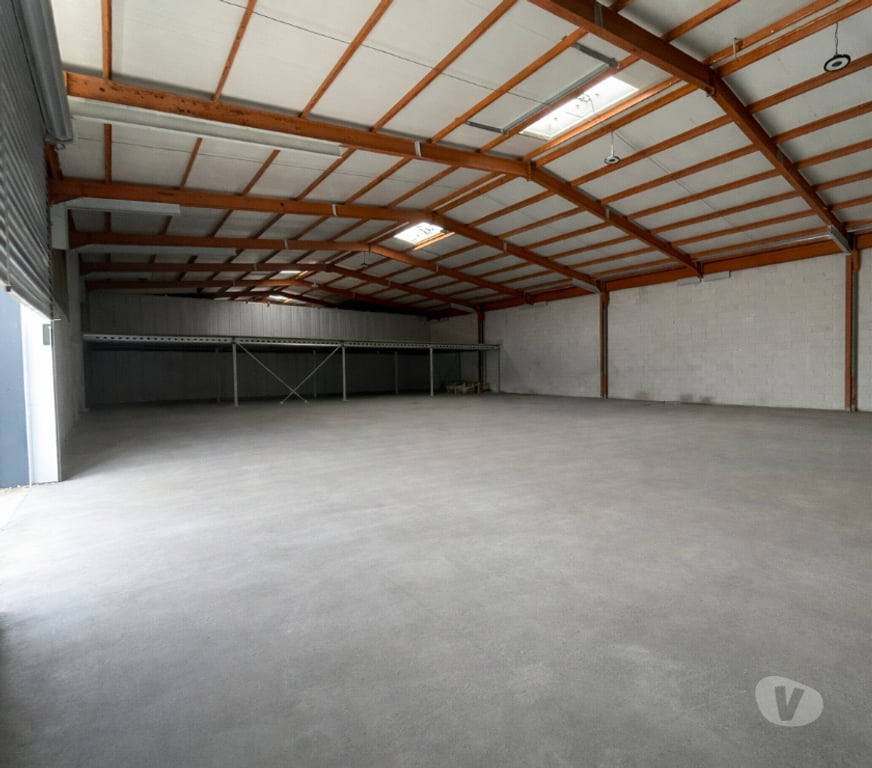 Parkings - Garages Var Brignoles - 83170 - Photos Vivastreet Cellule de stockage 750 m² — ZI des Consacs, Brignoles