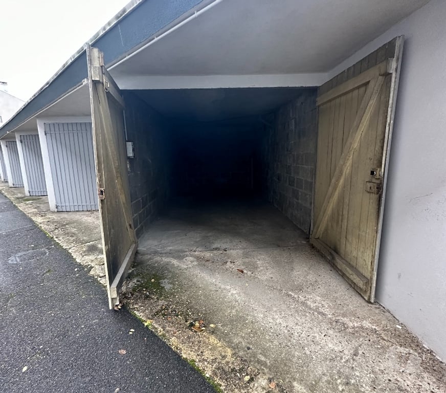 Parkings - Garages Hauts-de-Seine Chatillon - 92320 - Photos Vivastreet Loue box garage parking 16 m2 CHATILLON