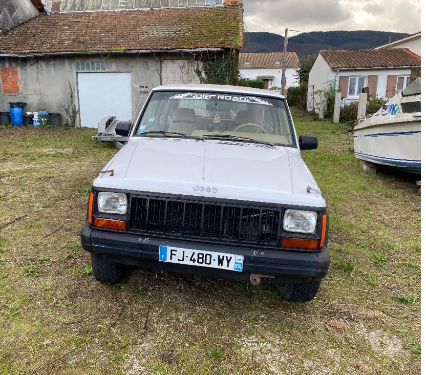 Voiture d'occasion Tarn Mazamet - 81200 - Photos Vivastreet jeep CHEROKEE 4X4 ESSENCE
