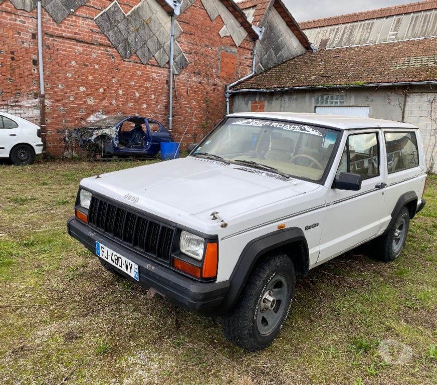 Voiture d'occasion Tarn Mazamet - 81200 - Photos Vivastreet jeep CHEROKEE 4X4 ESSENCE