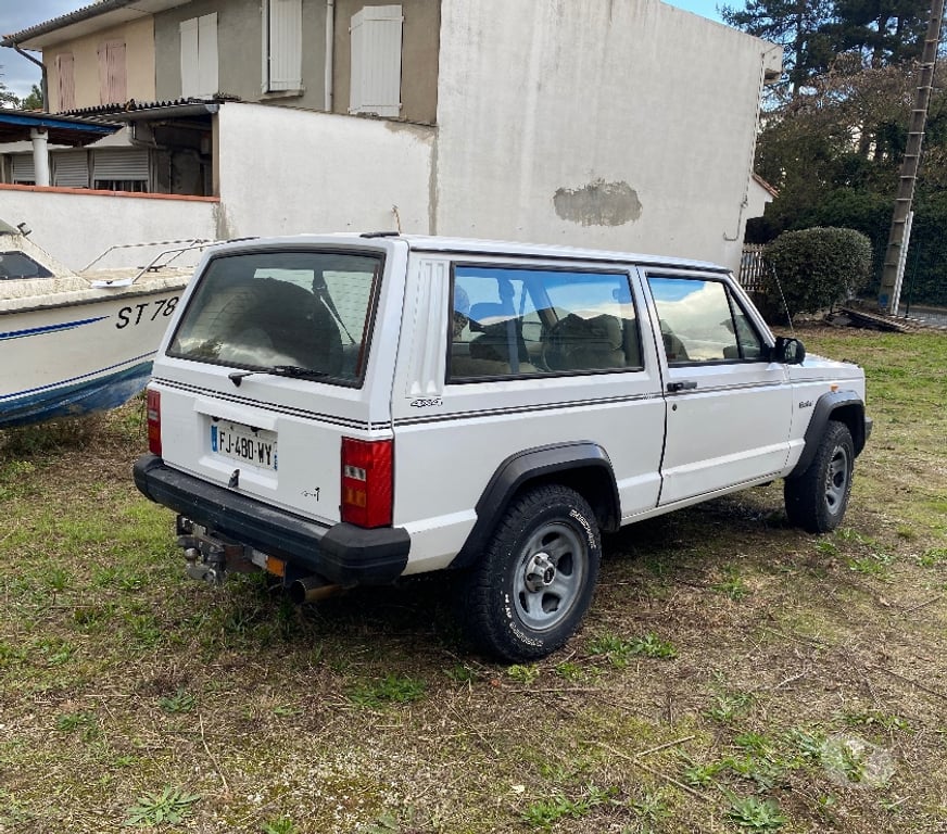 Voiture d'occasion Tarn Mazamet - 81200 - Photos Vivastreet jeep CHEROKEE 4X4 ESSENCE