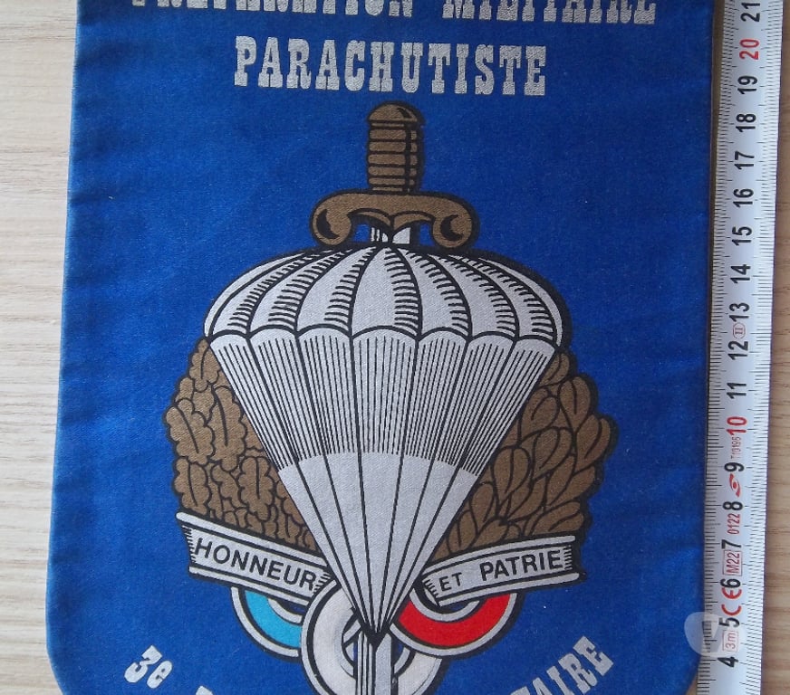 Collection Manche Valognes - 50700 - Photos Vivastreet fanion collection préparation militaire parachutiste 3éme
