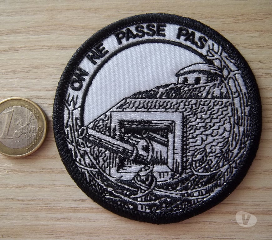 Collection Manche Valognes - 50700 - Photos Vivastreet écusson "on ne passe pas" Verdun collection militaire