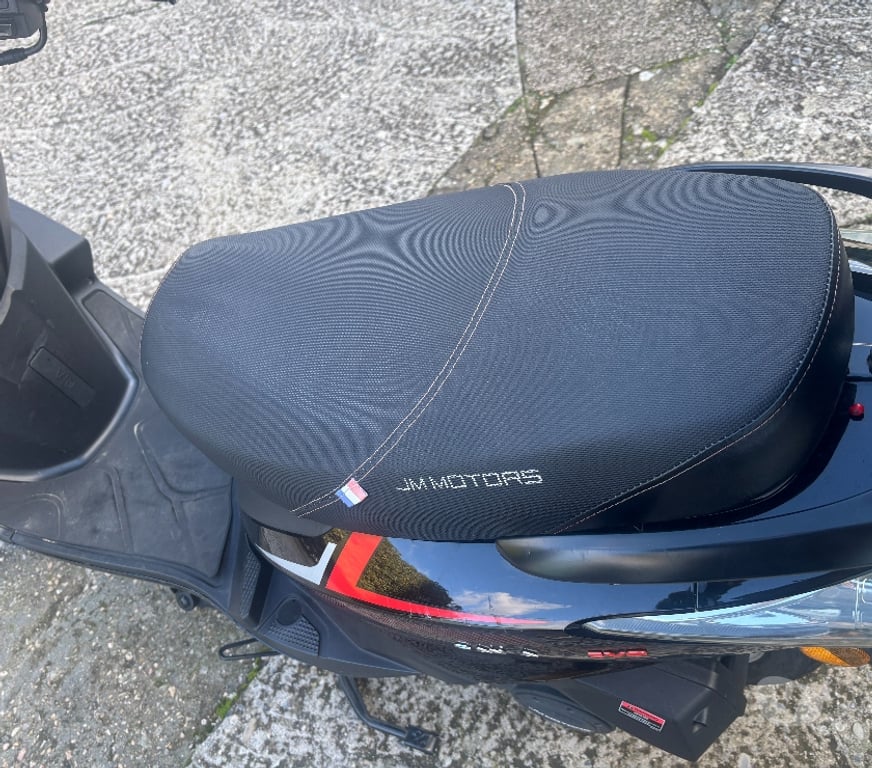 Scooter occasion Alpes-Maritimes Antibes - 06600 - Photos Vivastreet VENDS SCOOTER 50 cc JM MOTORS SANTANA EVO