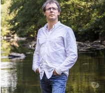 Homme modèle pose pour tout le monde