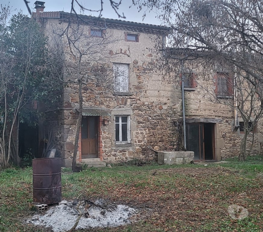 Vente Maison Puy-de-Dôme Domaize - 63520 - Photos Vivastreet Authentique maison en pierre à fort potentiel