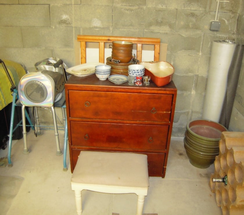 Ameublement - art de la table Villeveyrac Hérault - Photos Vivastreet VIDE GARAGE COMPRENANT DES PETITS MEUBLES .