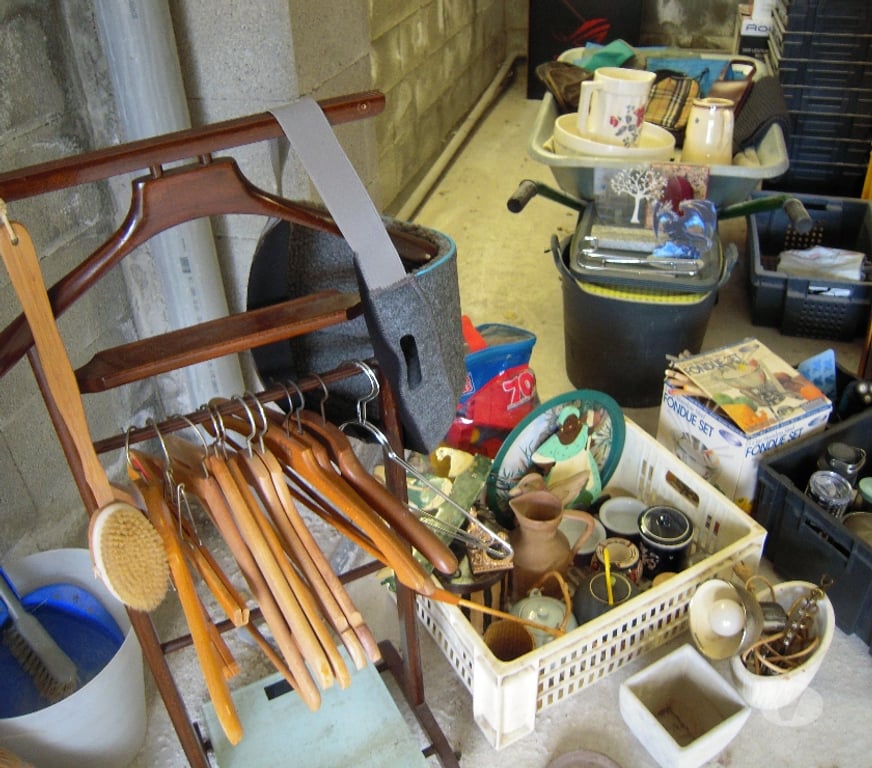 Ameublement & art de la table Hérault Villeveyrac - 34560 - Photos Vivastreet VIDE GARAGE COMPRENANT DES PETITS MEUBLES .