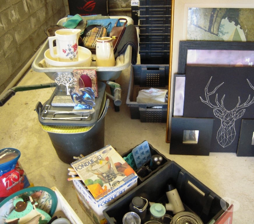 Ameublement & art de la table Hérault Villeveyrac - 34560 - Photos Vivastreet VIDE GARAGE COMPRENANT DES PETITS MEUBLES .